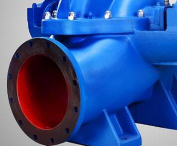 　　雙吸泵裝配填料步驟  　　1、 第一步：先把機(jī)封壓蓋的螺栓擰下來卸掉，取出兩端的機(jī)封壓蓋。  　　2、 第二步：卸掉泵蓋中開面上的全部螺母，用電葫蘆吊起泵蓋。  　　3、 第三步：再用電葫蘆將整個轉(zhuǎn)子部件吊起，平穩(wěn)放在墊子上。  　　4、 第四步：拆掉軸承體，卸下軸承壓蓋及軸承。(兩端同)  　　5、 第五步：最后拆下機(jī)械密封，再根據(jù)裝機(jī)封壓蓋止口尺寸加工填料壓蓋的配合尺寸。  　　6、 第六步：再裝上兩端的軸承及鎖緊螺母和軸承體。  　　7、 第七步：再將轉(zhuǎn)子部件吊起放入泵體，保持與原來(拆卸時)的位置一樣。  　　8、 第八步：吊起泵蓋改好，擰緊螺母。  　　9、 第九步：裝填料，將填料裝入原來安裝機(jī)封的位置，前面兩根填料再放填料環(huán)，后面再放3根填料用填料壓蓋壓緊并用螺母鎖緊即可。裝配完畢